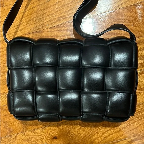 Bottega Veneta Black Crossbody Bag - Picture 2 of 6